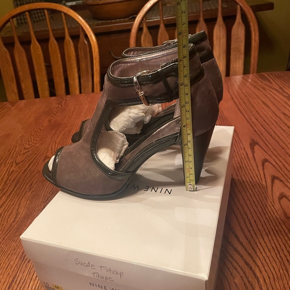 SOFFT leather T-strap booties taupe 10M w/ beautiful black heel. SHARP & sexy. - Picture 5 of 8